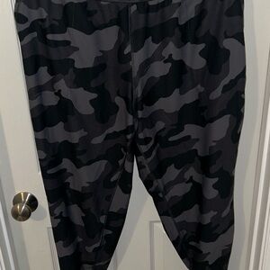 Old Navy Active Black and Gray Camo Pants